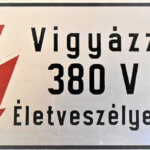 Vigyázz 380 V Életveszélyes fém tábla