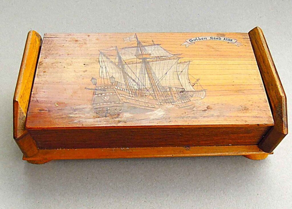 Fa kártyatartó doboz hajó motivum Golden Hind 1588